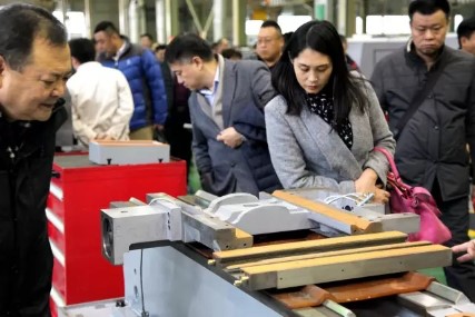 supplie al por mayor mental del fabricante del torno de la máquina del mango de maniobra del CNC del precio de la máquina del torno del CNC del motor servo CAK80285 China