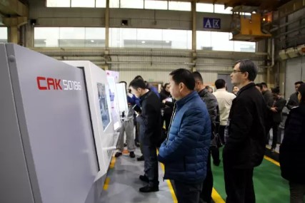 supplie al por mayor mental del fabricante del torno de la máquina del mango de maniobra del CNC del precio de la máquina del torno del CNC del motor servo CAK80285 China