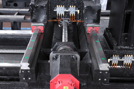 4 Ejes 3 Ejes Centro de mecanizado vertical SV960L Tamaño de la mesa 1100 * 550mm Centro de fresado vertical 5