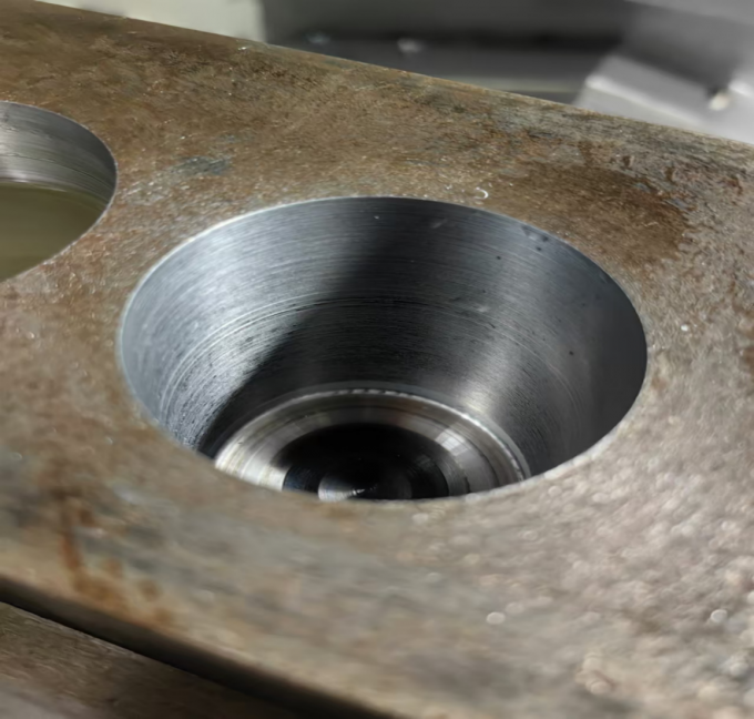 4 Ejes 3 Ejes Centro de mecanizado vertical SV960L Tamaño de la mesa 1100 * 550mm Centro de fresado vertical 10