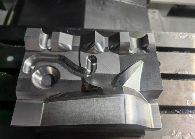 4 Ejes 3 Ejes Centro de mecanizado vertical SV960L Tamaño de la mesa 1100 * 550mm Centro de fresado vertical 12