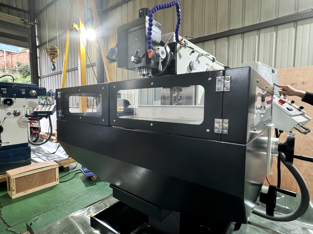 4 Ejes Máquina de fresado CNC vertical XKH8140A Procesamiento de moldes pequeños Máquina de fresado manual de herramientas universales CNC