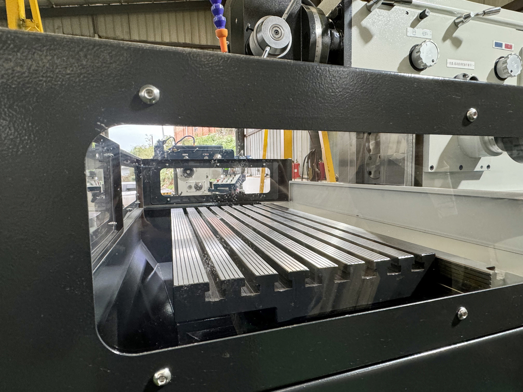 4 Ejes Máquina de fresado CNC vertical XKH8140A Procesamiento de moldes pequeños Máquina de fresado manual de herramientas universales CNC