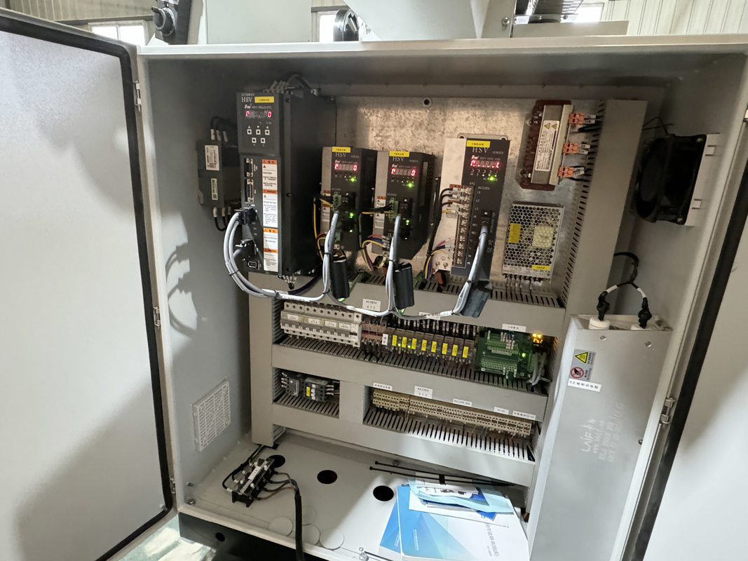 4 Ejes Máquina de fresado CNC vertical XKH8140A Procesamiento de moldes pequeños Máquina de fresado manual de herramientas universales CNC