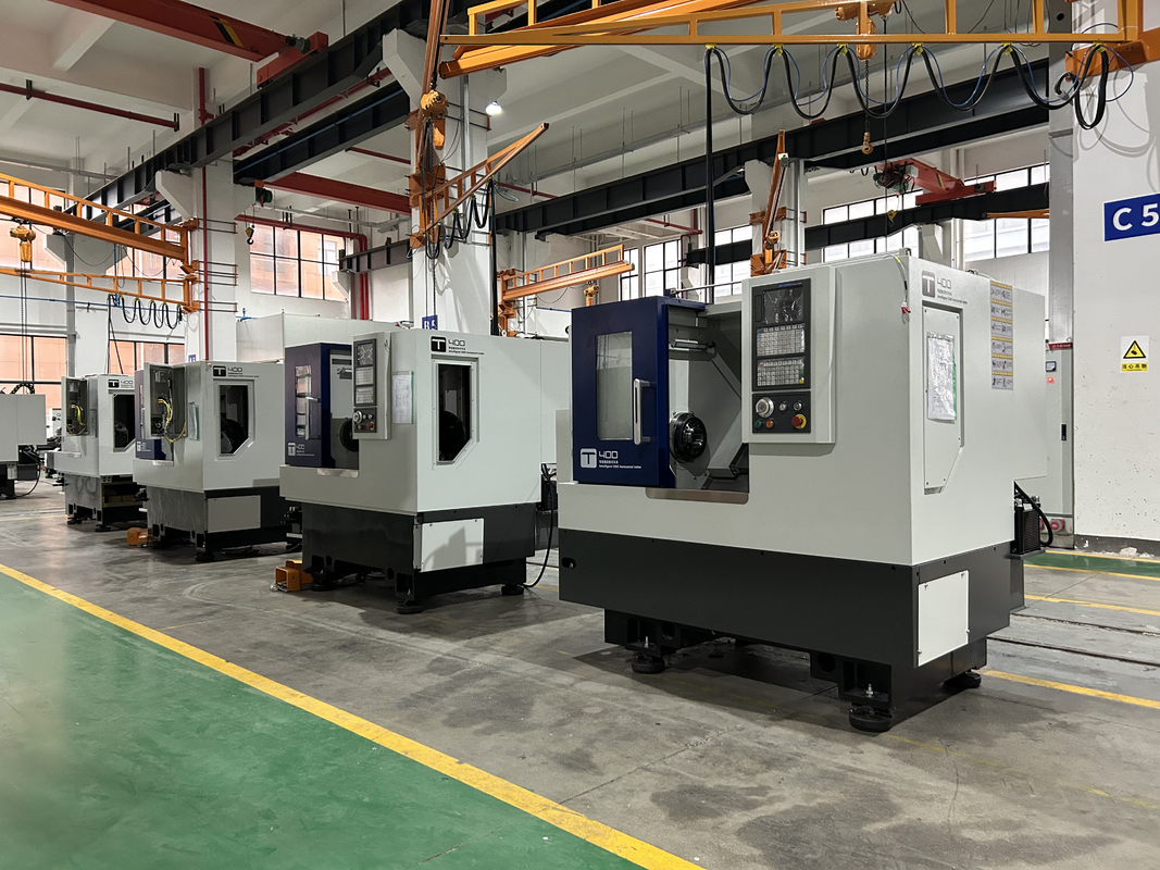 Torno de CNC económico T300 GSK Controlador programable de cola hidráulica de lecho inclinado horizontal Torno de CNC