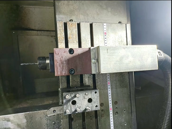 Máquina de tornos CNC CHK46 Máquina de tornos automática de tipo de banda con alimentador de barra