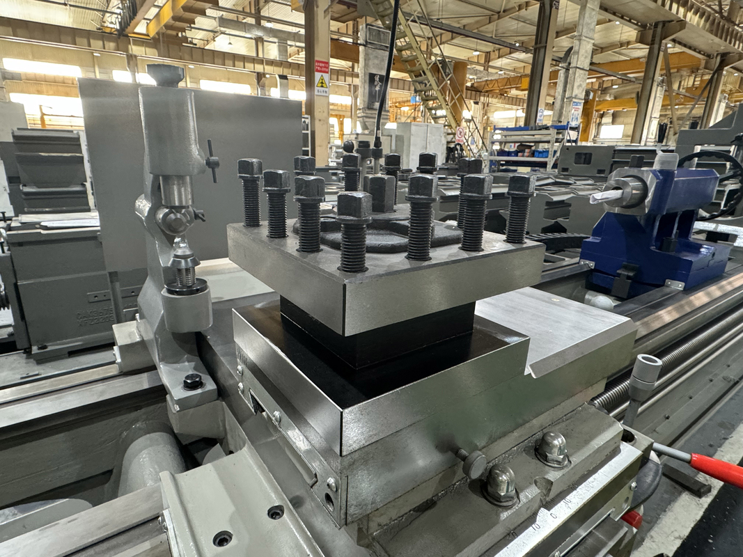 Torno universal CW6180B de alta rigidez 600 mm ancho de la cama motor de trabajo pesado máquina de torneado